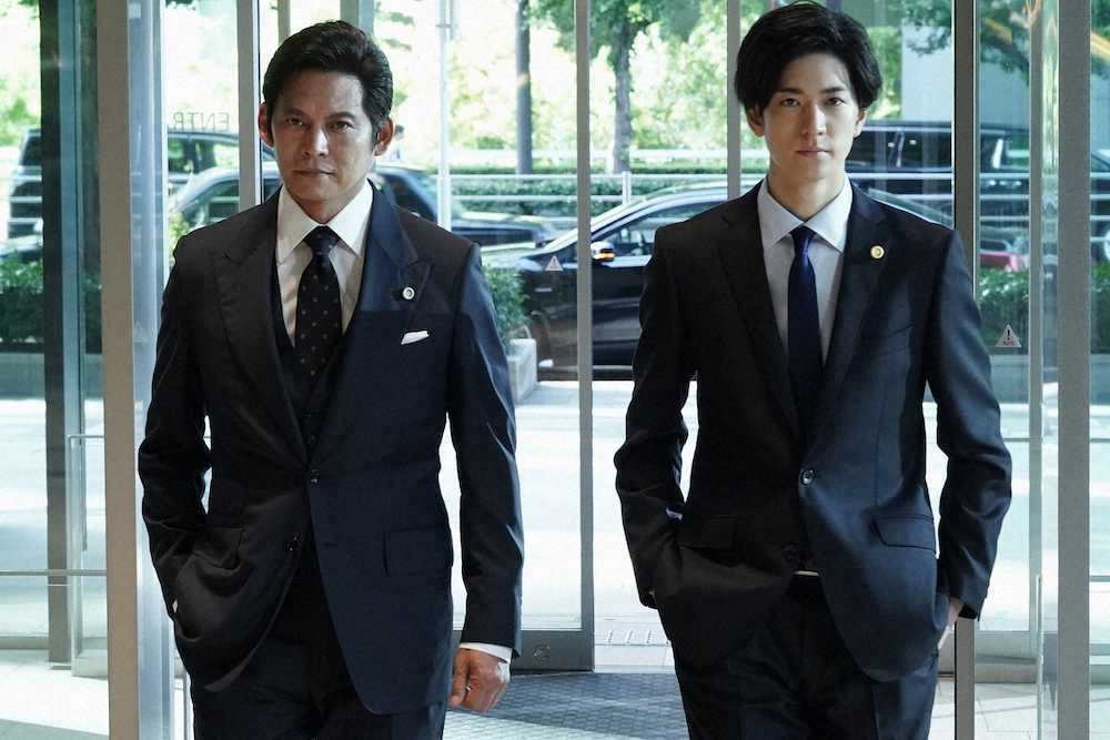 フジテレビの月9ドラマ「SUITS/スーツ2」の放送が決まり、前作に続き再びタッグを組むことになった織田裕二（左）と中島裕翔