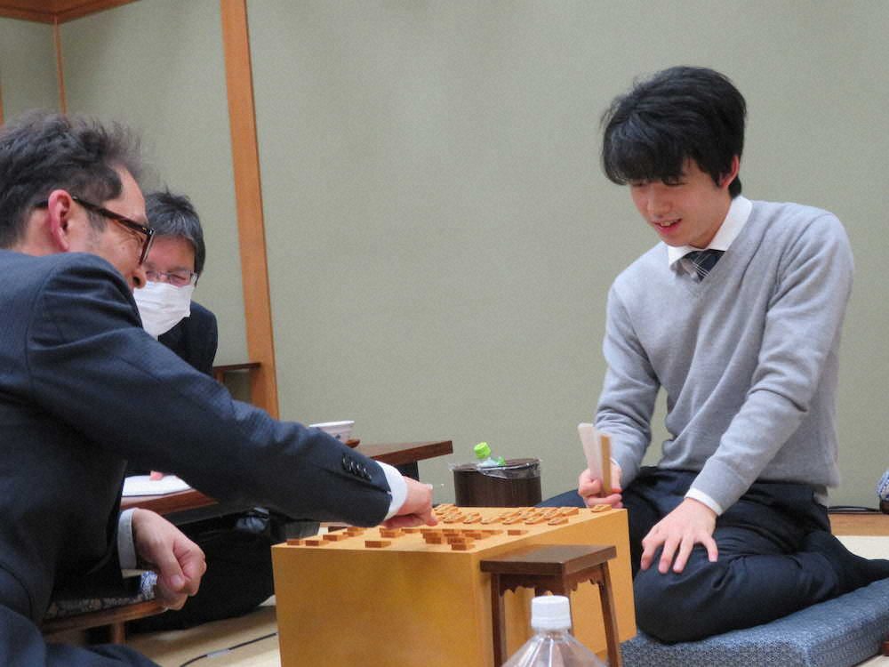 阪市の関西将棋会館で指された棋王戦予選2回戦で今泉健司四段（左）に勝った藤井聡太七段
