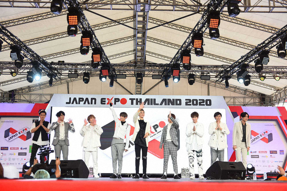 タイで「Japan　Expo　Thailand　2020」に出演したSnow　Manの（左から）岩本照、宮舘涼太、佐久間大介、向井康二、ラウール、渡辺翔太、深澤辰哉、阿部亮平、目黒蓮