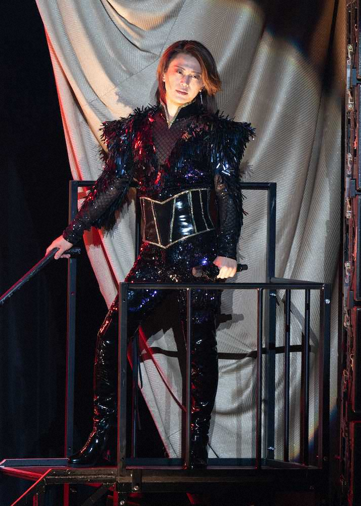 氷川きよしが、デビュー記念日に思い出の会場、東京・中野サンプラザで2月4日発売の新曲『母』を初披露