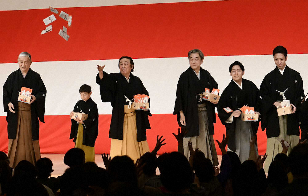 歌舞伎座で節分祭の豆まきを行った（左から）市川左團次、寺嶋眞秀、尾上菊五郎、中村梅玉、中村莟玉、中村梅枝