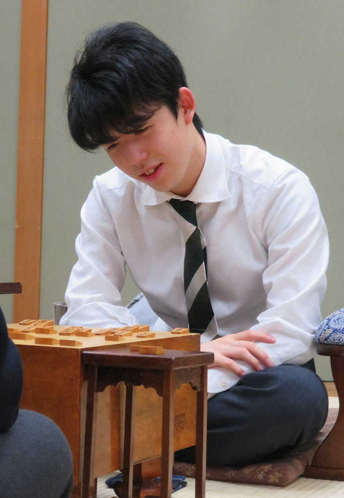 大阪市の関西将棋会館で指された順位戦C級1組9回戦で勝ち2期ぶりの昇級を決めた藤井聡太七段