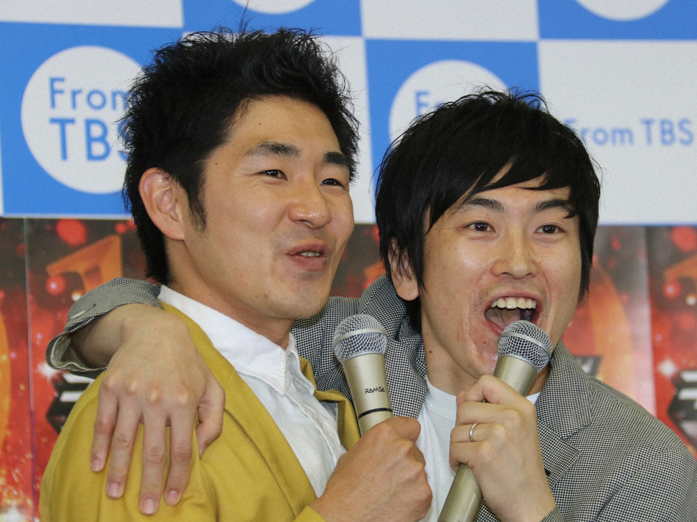 お笑いコンビ「しずる」の池田一真（左）と村上純