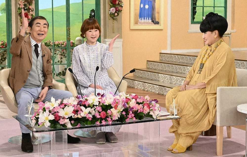 テレビ朝日・ABCテレビ系「徹子の部屋」に出演する（左から）桂文枝、山瀬まみ、黒柳徹子