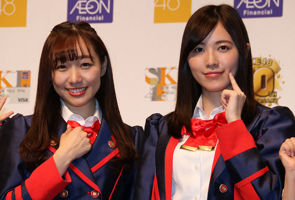 2018年11月、イベントに登場したSKE48の須田亜香里（左）と松井珠理奈