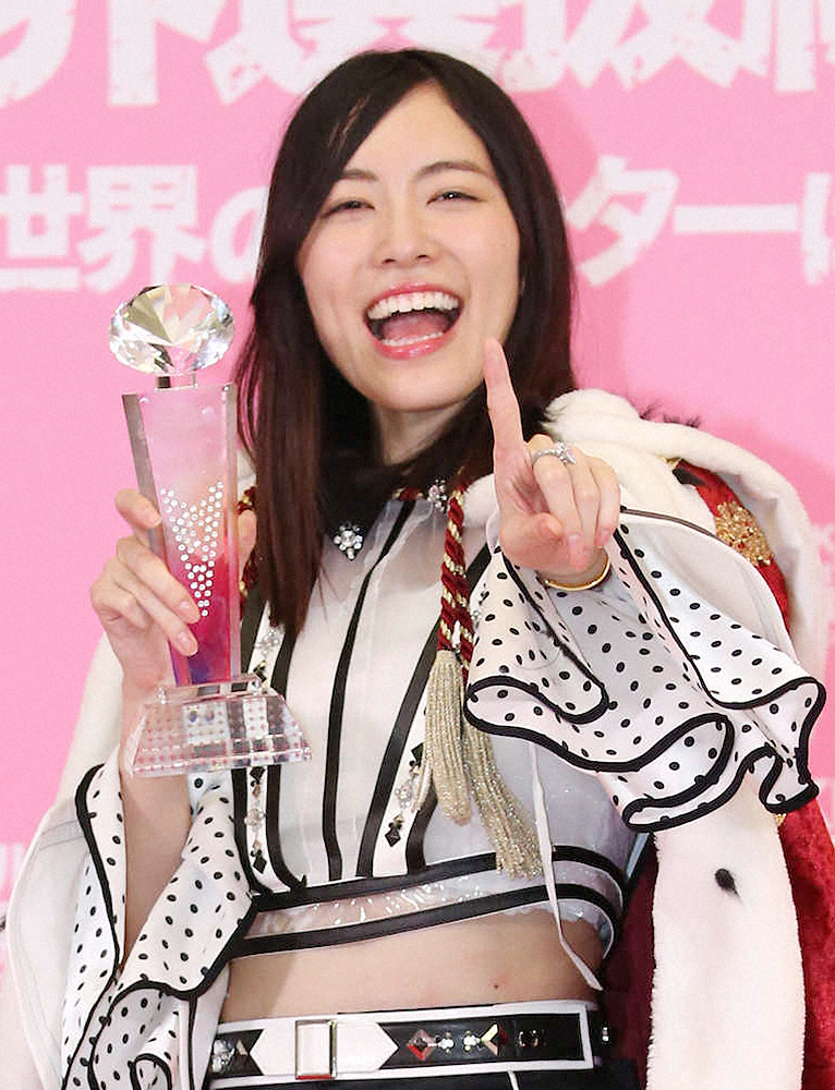AKB48第10回選抜総選挙　トロフィーを手に1位のポーズを決める松井珠理奈