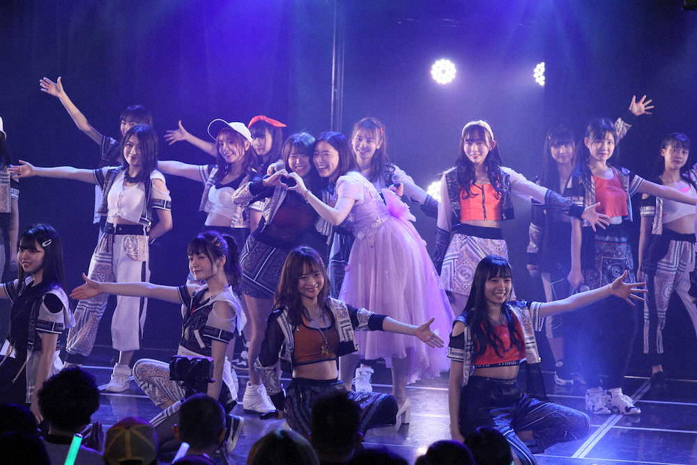 SKE48劇場で行われた公演内で今秋でのグループ卒業を発表した松井珠理奈（中央右）