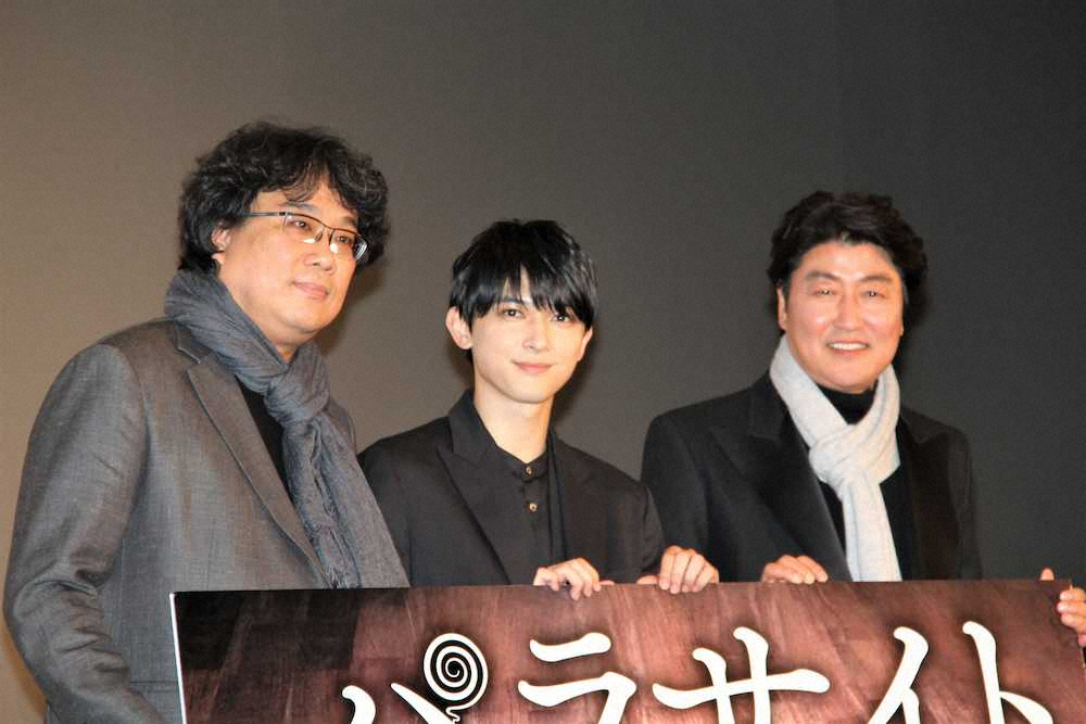 昨年12月、吉沢亮（中央）はポン・ジュノ監督（左）、ソン・ガンホが登場した都内での舞台あいさつにゲスト出演