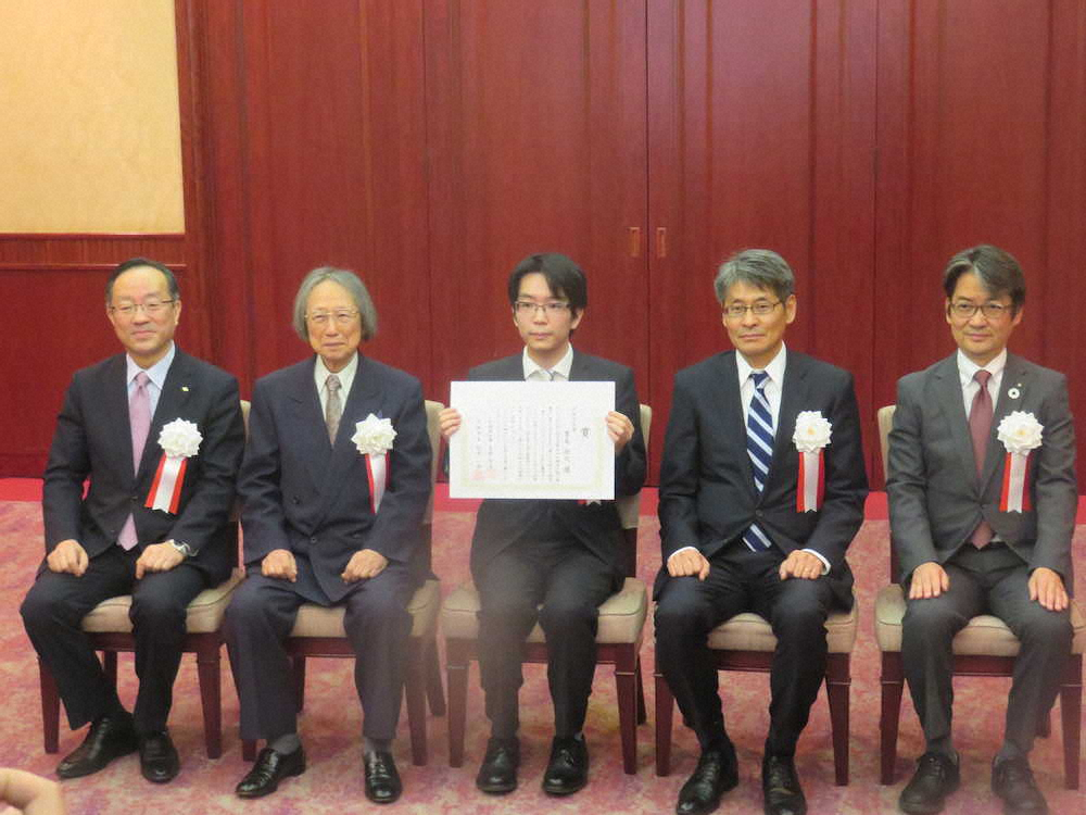 大阪文化賞の贈呈式に出席した豊島将之名人・竜王（左から3人目）と選考委員の中西進氏（左から2人目）ら