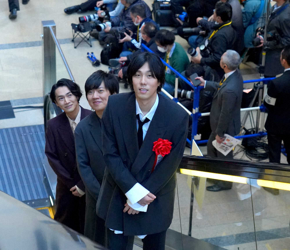 笑顔を見せるRADWIMPSの（左から）武田祐介、桑原彰、野田洋次郎（撮影・沢田　明徳）