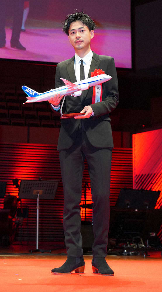 男優主演賞に輝いた成田凌はANAの飛行機の模型を手に笑顔（撮影・沢田　明徳）