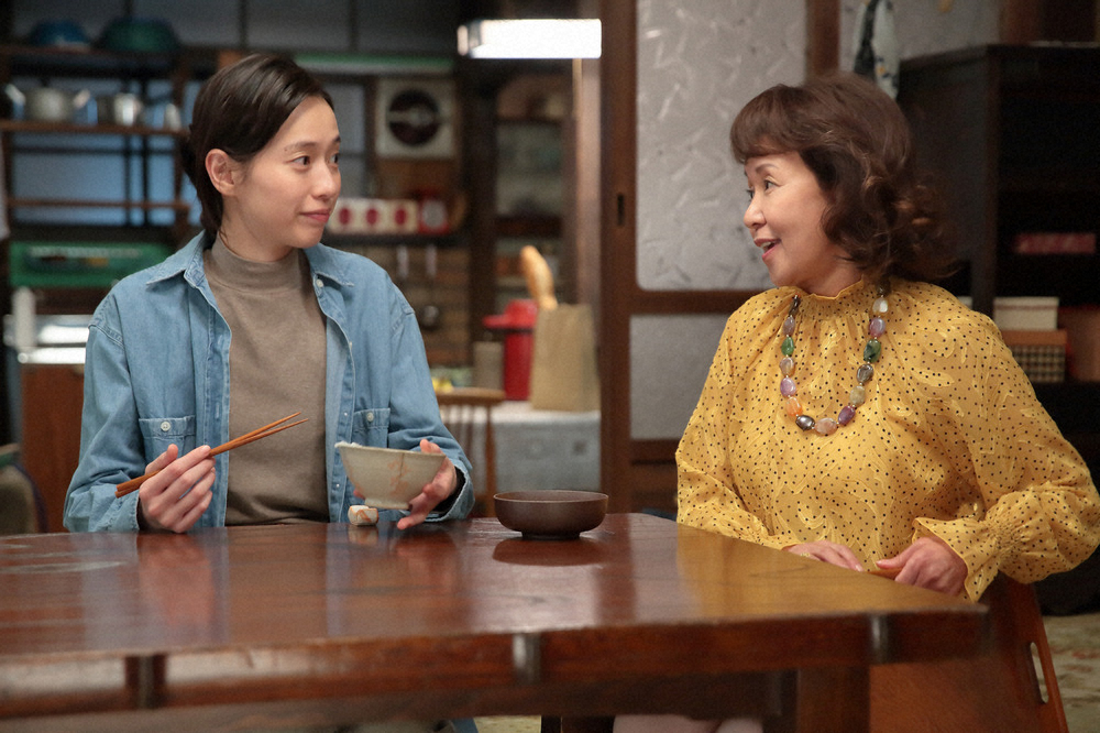 連続テレビ小説「スカーレット」第20週は「もういちど家族に」。喜美子（戸田恵梨香・左）に夕べの話をするアンリ（烏丸せつこ・右）（C）NHK