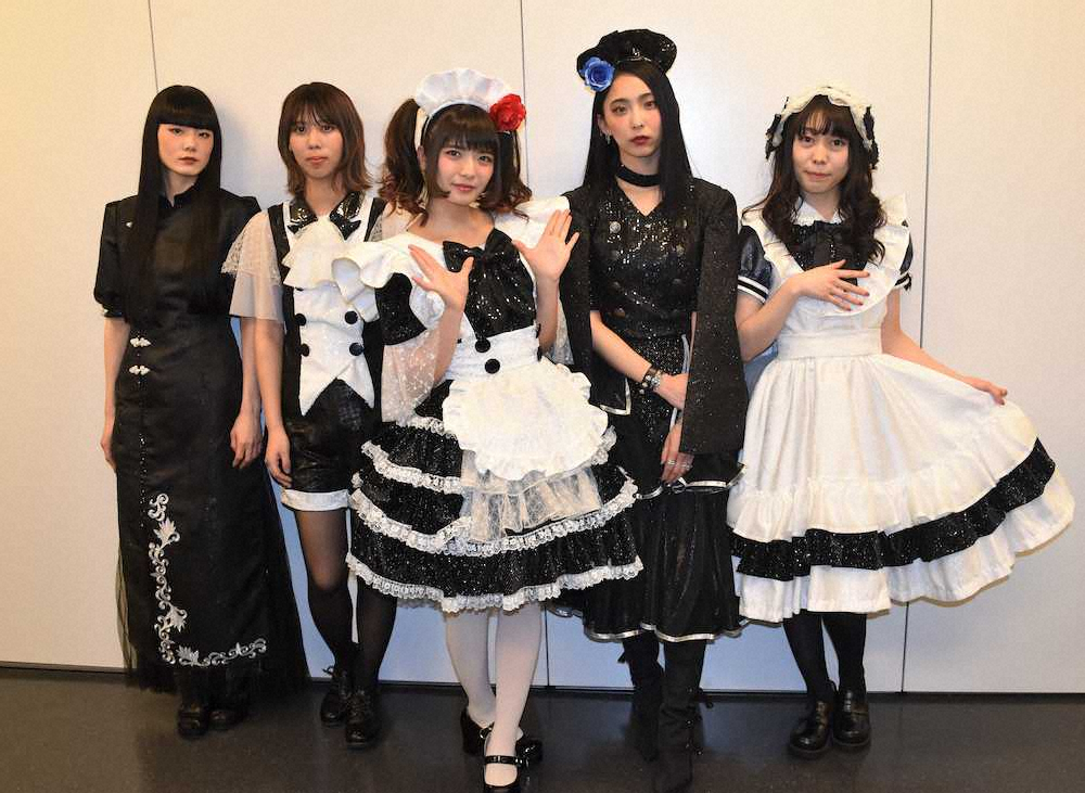 ライブを行った「BAND―MAID」の（左から）MISA、AKANE、小鳩ミク、SAIKI、KANAMI