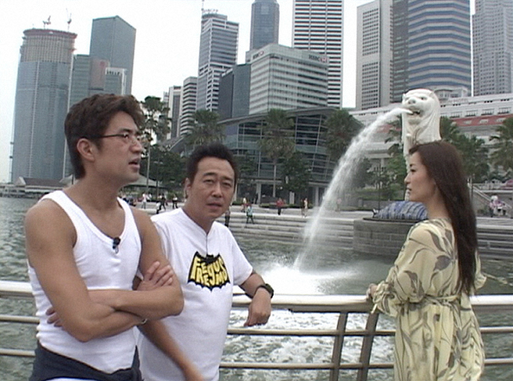 07年放送の「モヤモヤさまぁ～ず2」でシンガポールを訪れた（左から）大竹一樹、三村マサカズ、大江麻理子キャスター