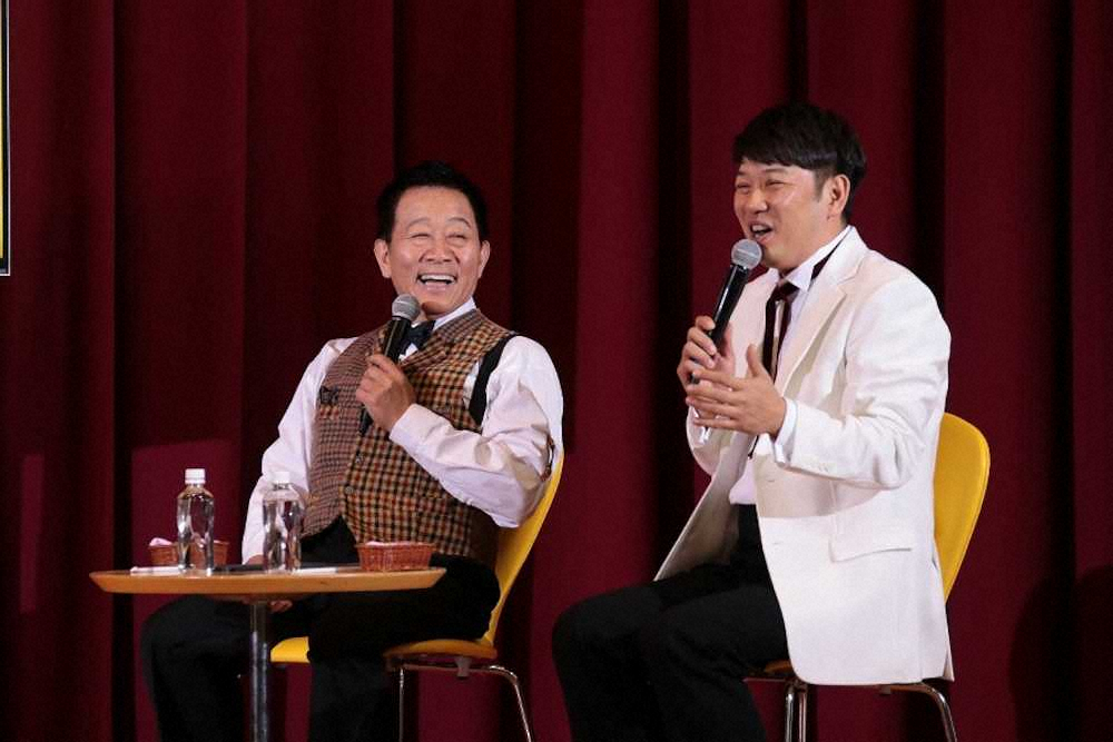 NHK連続テレビ小説「スカーレット」のトークショーに出演したオール阪神（左）と木本武宏