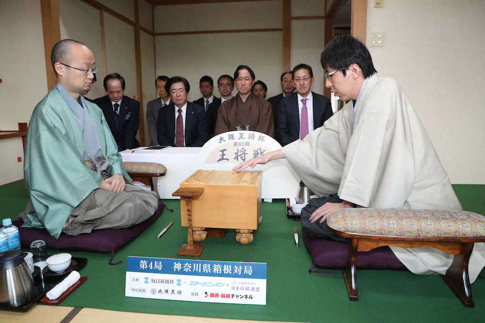 【画像・写真】王将戦第4局がスタート　広瀬八段が初手2六歩