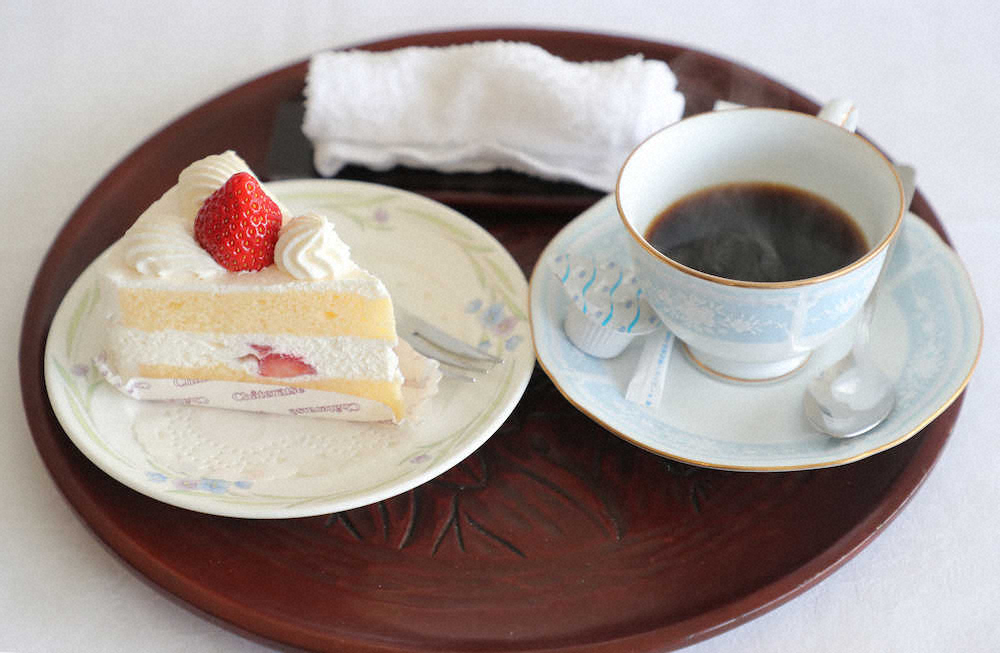 渡辺王将の午前のデザート　ショートケーキとホットコーヒー