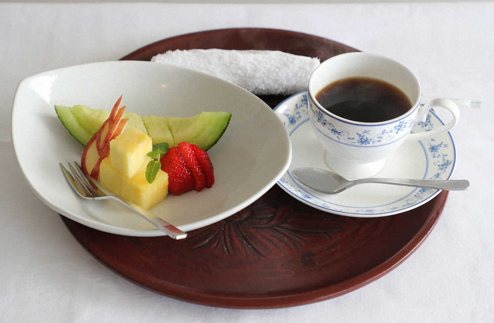 【画像・写真】王将戦第4局第1日　午後のおやつは渡辺がコーヒー、広瀬はフルーツ盛りとコーヒー