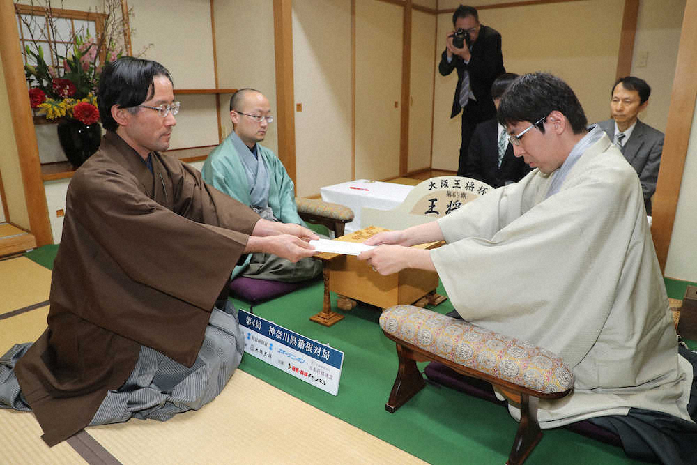 【画像・写真】ともに前掛かり　珍しい長考の応酬　渡辺王将2歩損でも不敵　広瀬八段仕掛けた3五歩