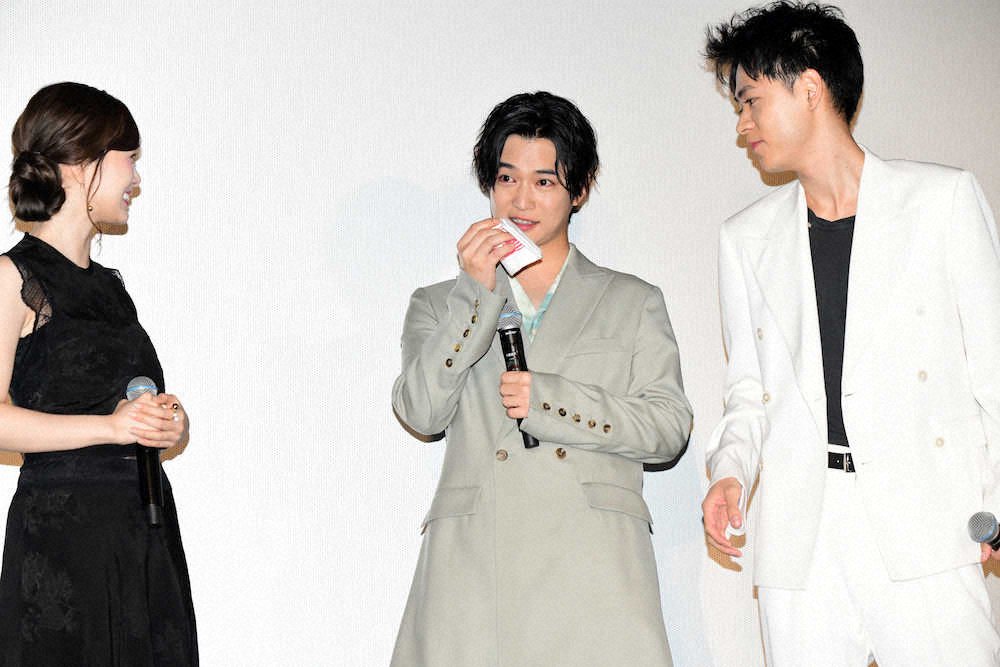 映画「スマホを落としただけなのに囚われの殺人鬼」初日舞台挨拶で涙ぐむ千葉雄大（中央）と白石麻衣（左）、成田凌