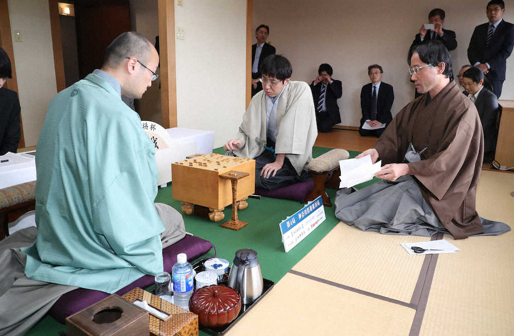 【画像・写真】王将戦第4局　第2日スタート　広瀬八段の封じ手は5四歩