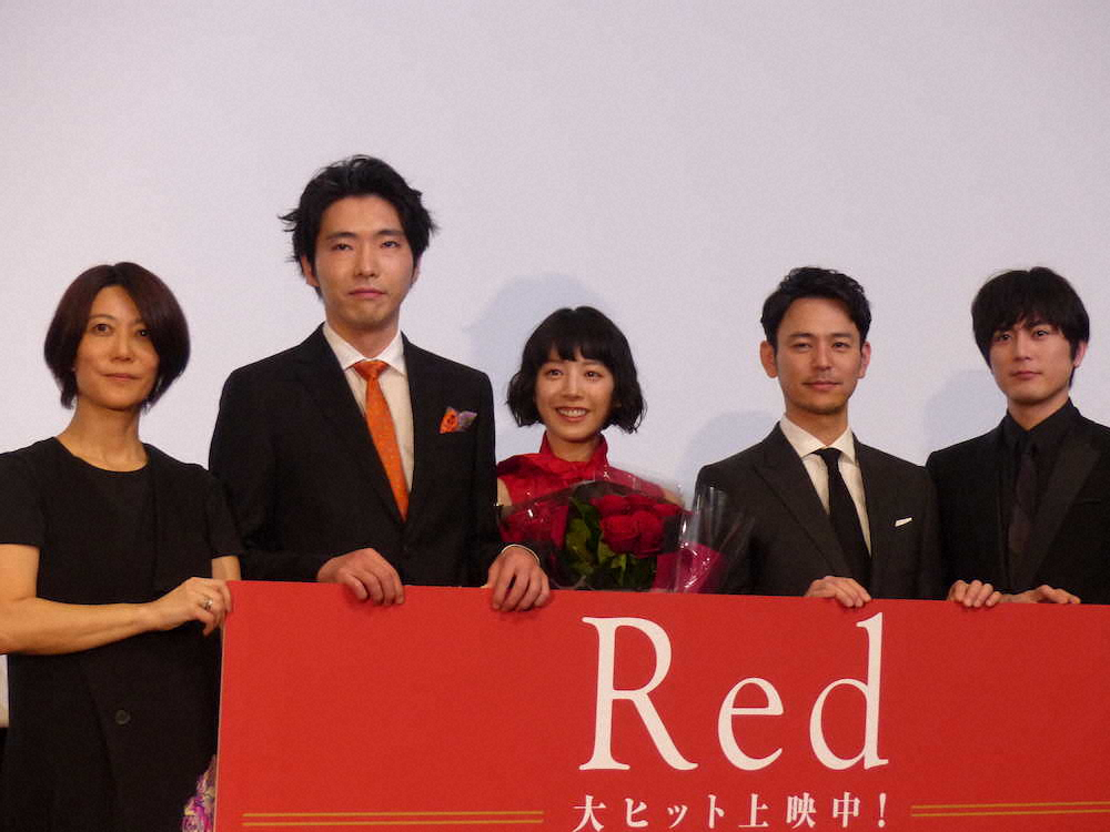映画「Red」の公開記念舞台挨拶に登壇した（右から）間宮祥太朗、妻夫木聡、夏帆、柄本佑、三島有紀子監督