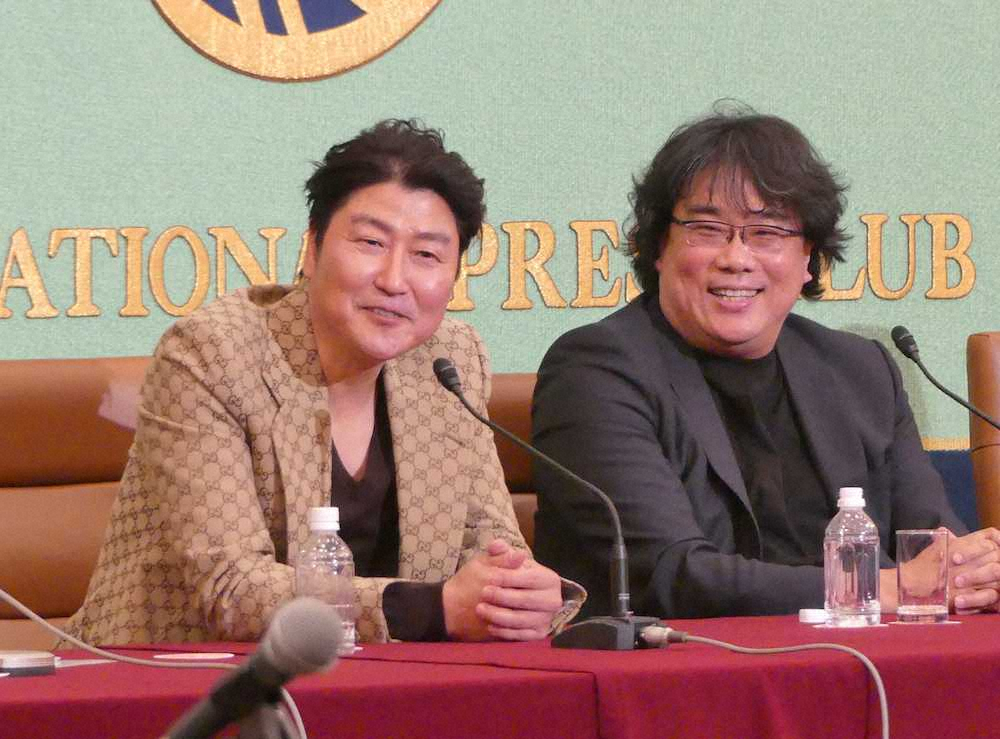 日本記者クラブで来日会見を行ったポン・ジュノ監督（右）とソン・ガンホ