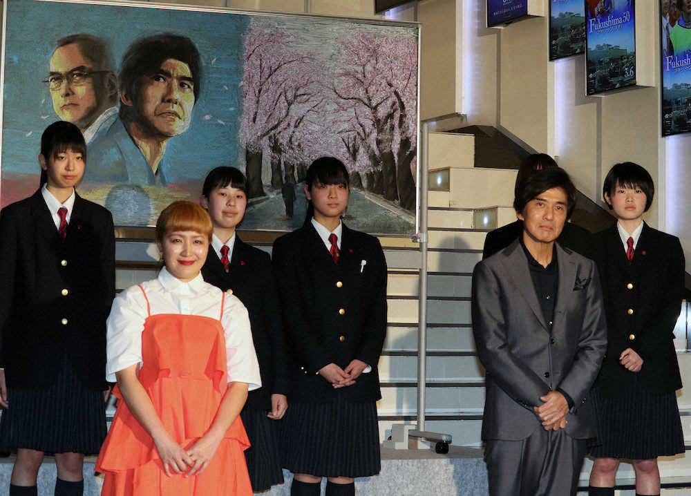映画「Fukushima50」をイメージした黒板アートのお披露目に出席した佐藤浩市（前列右）と丸山桂里奈（同左）、後列は制作した会津学鳳高校の美術部員
