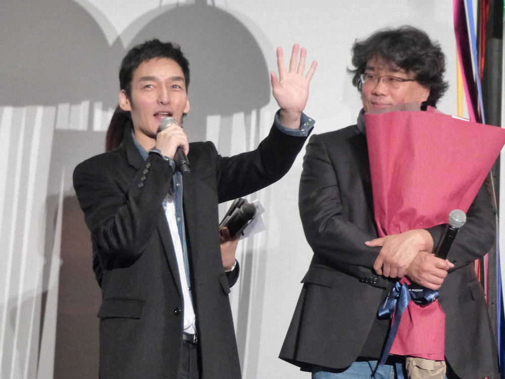 映画「パラサイト　半地下の家族」の舞台挨拶イベントにサプライズ出演した（左から）草なぎ剛、ポン・ジュノ監督