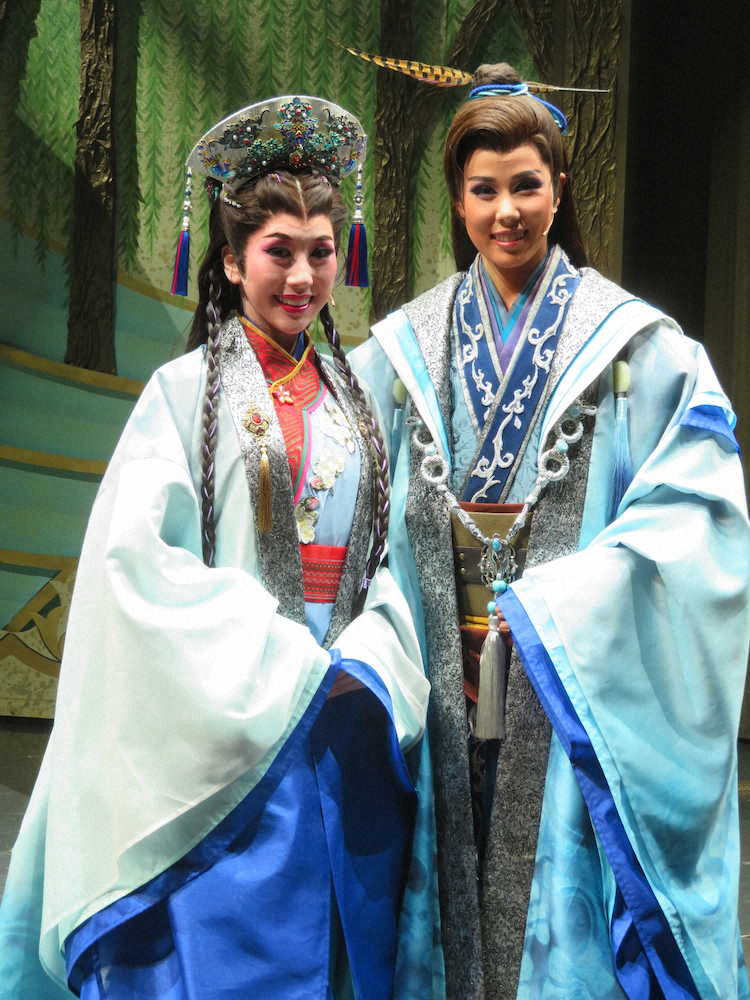 宝塚歌劇団星組公演「眩耀の谷」で新人公演初主演を務めた碧海さりお（右）とヒロインの桜庭舞