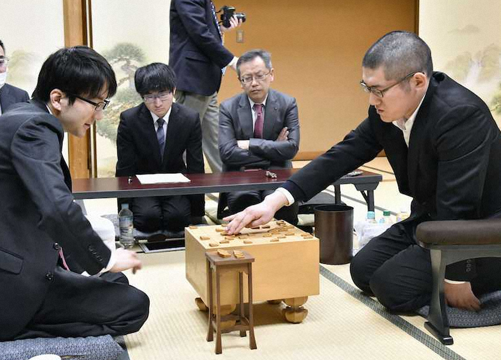 棋士編入試験５番勝負の第４局で本田奎五段（左）に勝利した折田翔吾アマ