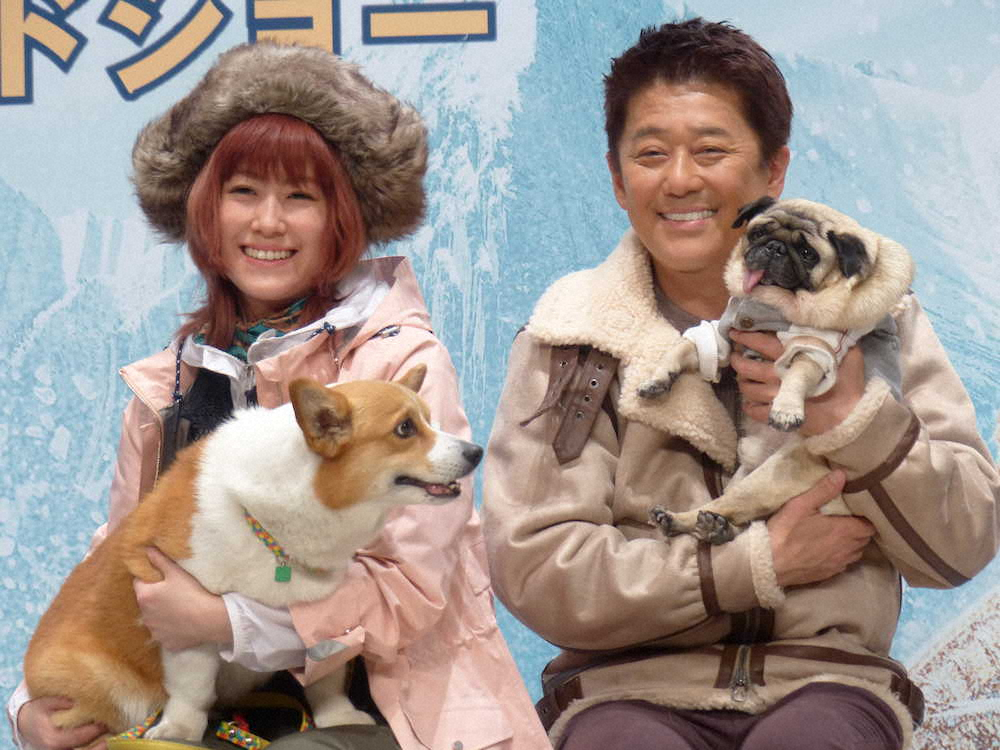 映画「野性の呼び声」公開記念イベントに愛犬と出席した坂上忍とIMALU