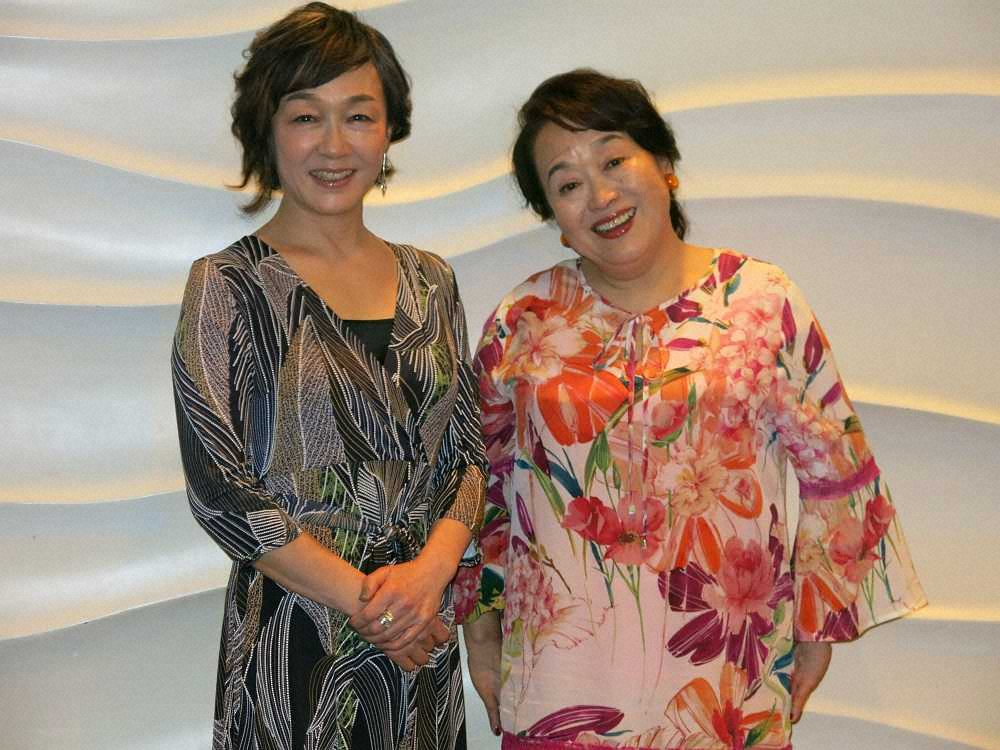 舞台「恋ぶみ屋一葉2020　有頂天作家」の取材会に出席したキムラ緑子（左）と渡辺えり