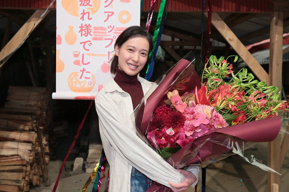 約11カ月に及んだ連続テレビ小説「スカーレット」の撮影を終え、花束を受け取る戸田恵梨香（C）NHK