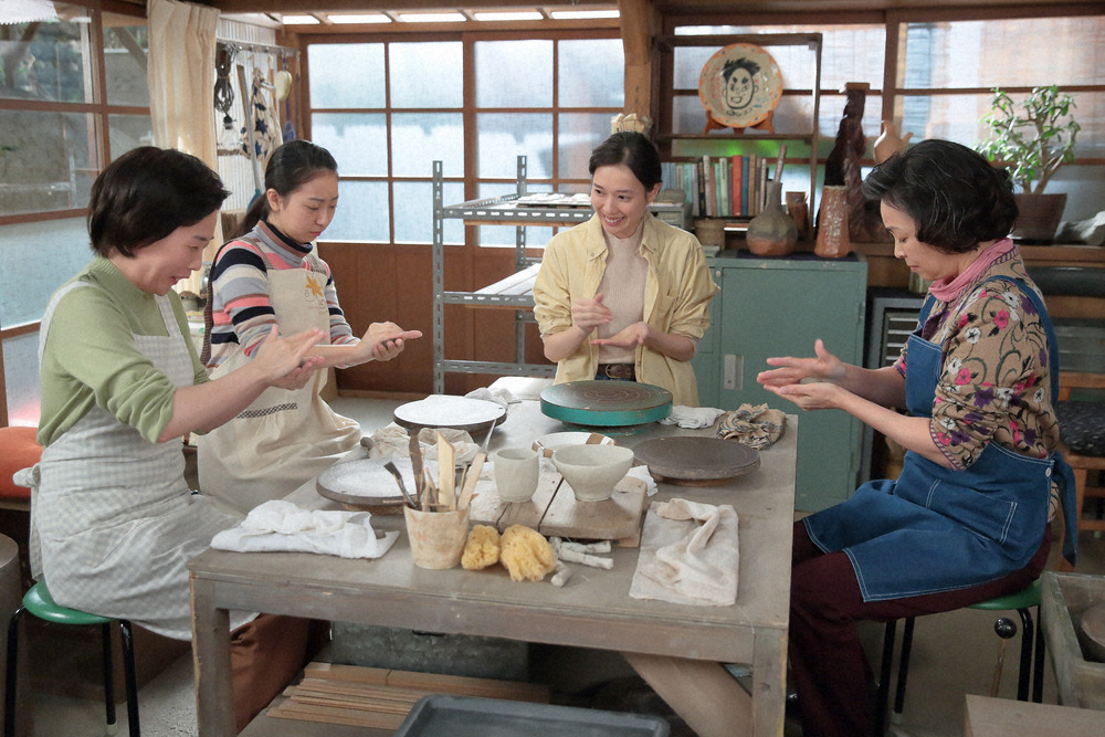 連続テレビ小説「スカーレット」第130話。みんなに陶芸を教える喜美子（戸田恵梨香・右から2人目）（C）NHK