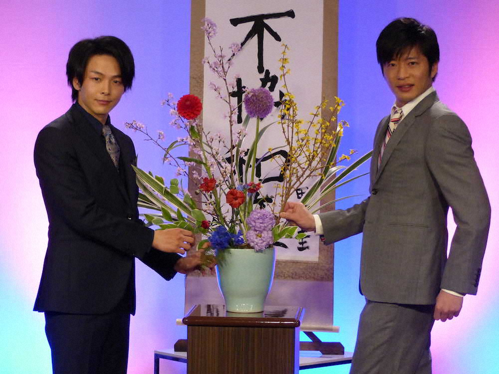 15日放送のテレビ朝日ドラマ「不協和音」取材会に出席した田中圭（右）と中村倫也は共作の掛け軸と生け花を挟みポーズ