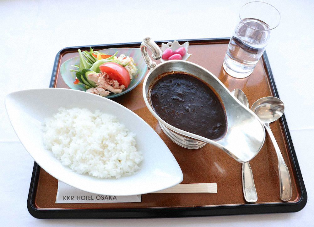 広瀬八段の昼食。KKRホテル特製のブラックカレー（サラダ付き）