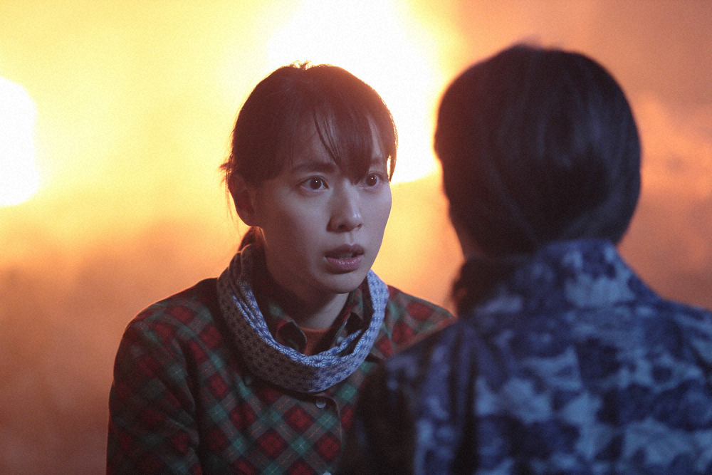 連続テレビ小説「スカーレット」第105話。崩れた穴から激しく噴き出す炎に驚く喜美子（戸田恵梨香、左）とマツ（富田靖子）（C）NHK