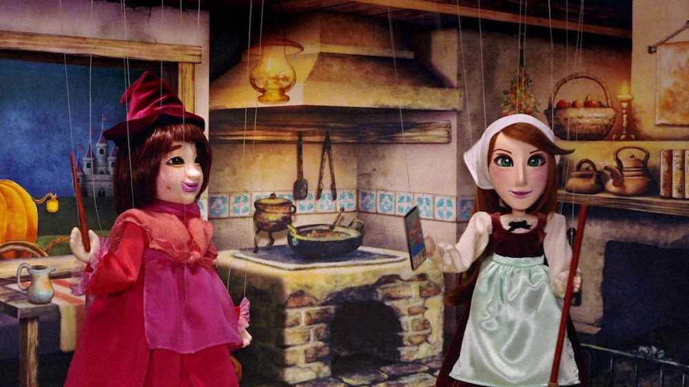 ソフトバンクのウェブ動画シリーズで童話劇が展開。りんごちゃんは妖女（左）、ダレノガレ明美は「シンデ～ワ」の役でそれぞれ声で出演
