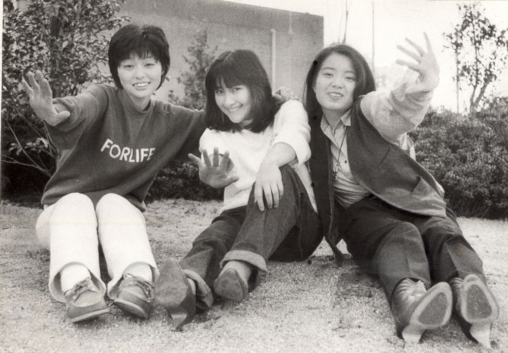 仲良くポーズをとる「Sugar」の（左から）クミ、ミキ、モーリ（1982年3月2日撮影）