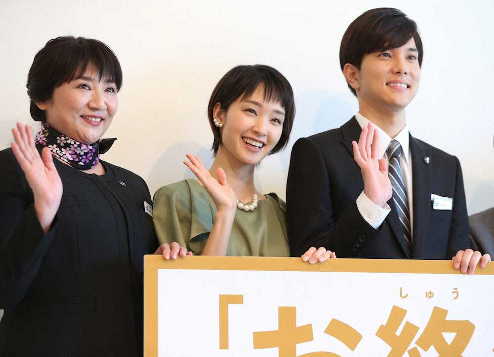 【画像・写真】剛力彩芽が破局後初イベント　大量の洋服を整理中　通販で購入？質問には…