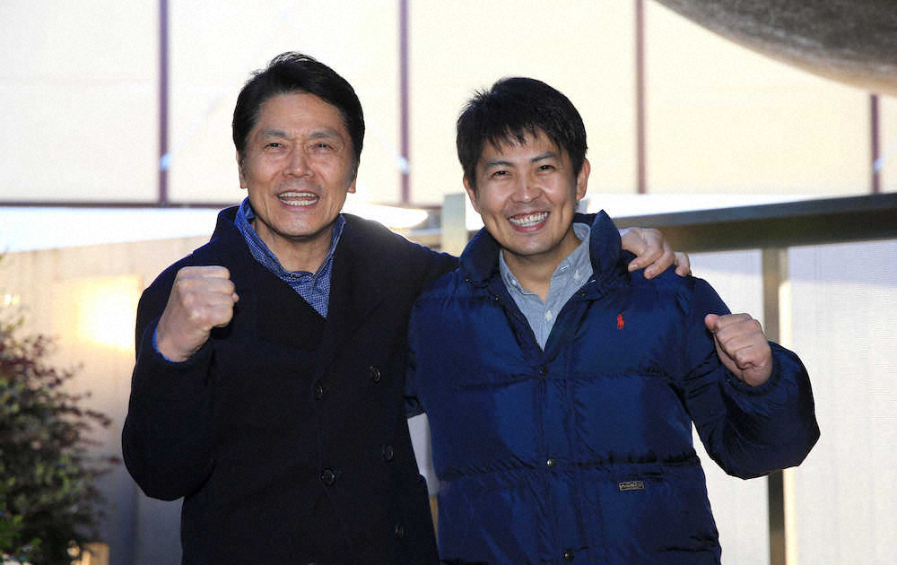父・峰竜太（左）と笑顔でポーズする下嶋兄　（撮影・白鳥　佳樹）