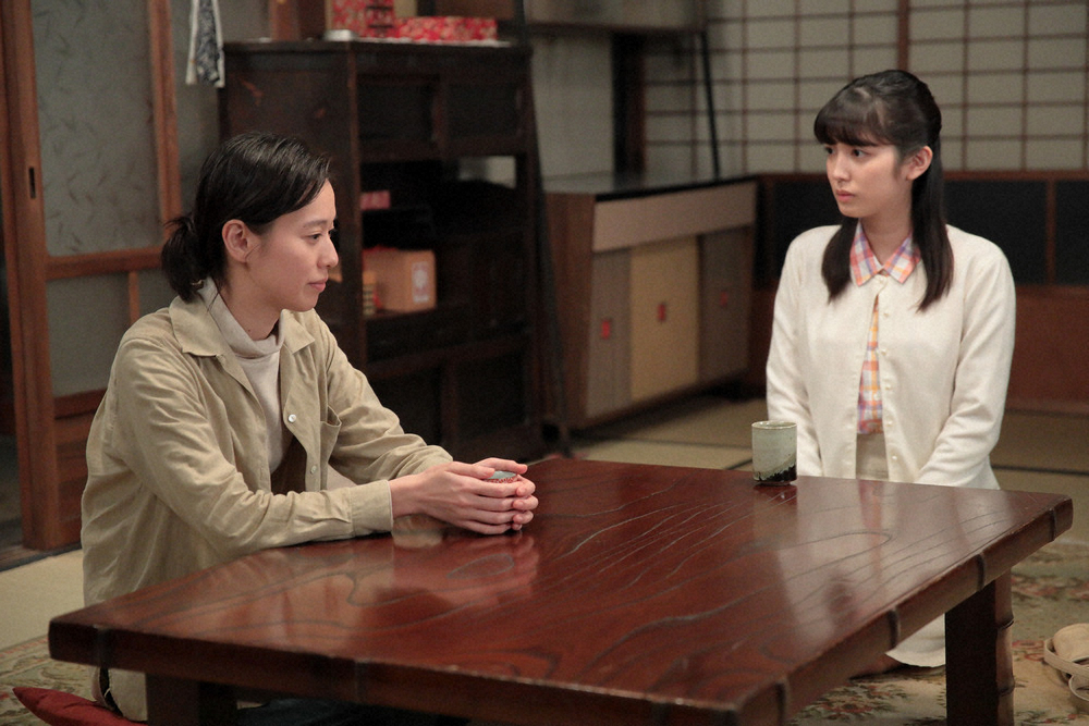 連続テレビ小説「スカーレット」第141話。真奈（松田るか・右）と話をする喜美子（戸田恵梨香・左）（C）NHK