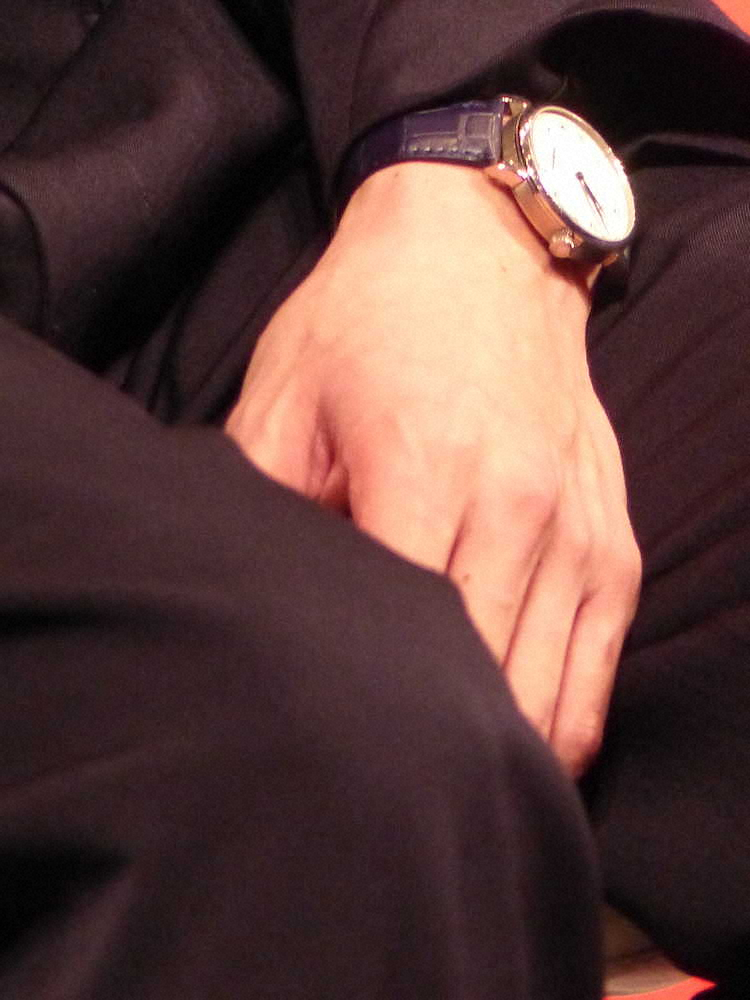 【画像・写真】東出昌大　硬い表情で深々と一礼　不倫発覚後初の公の場