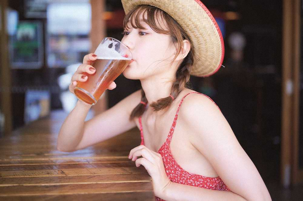 初写真集「SHU」に収録された、おいしそうにビールを飲む高田秋のカット