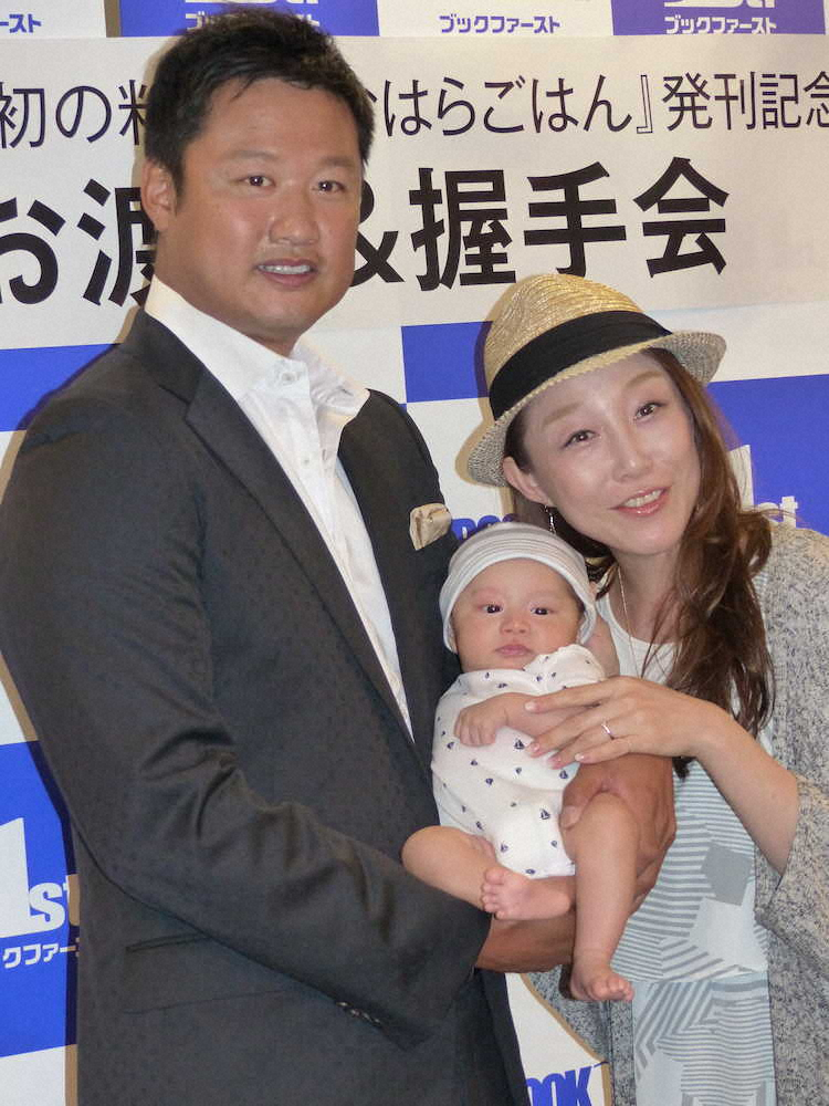 長男・誠希千君を抱き、笑顔を見せるマック鈴木氏（左）と小原正子（右）（2015年）