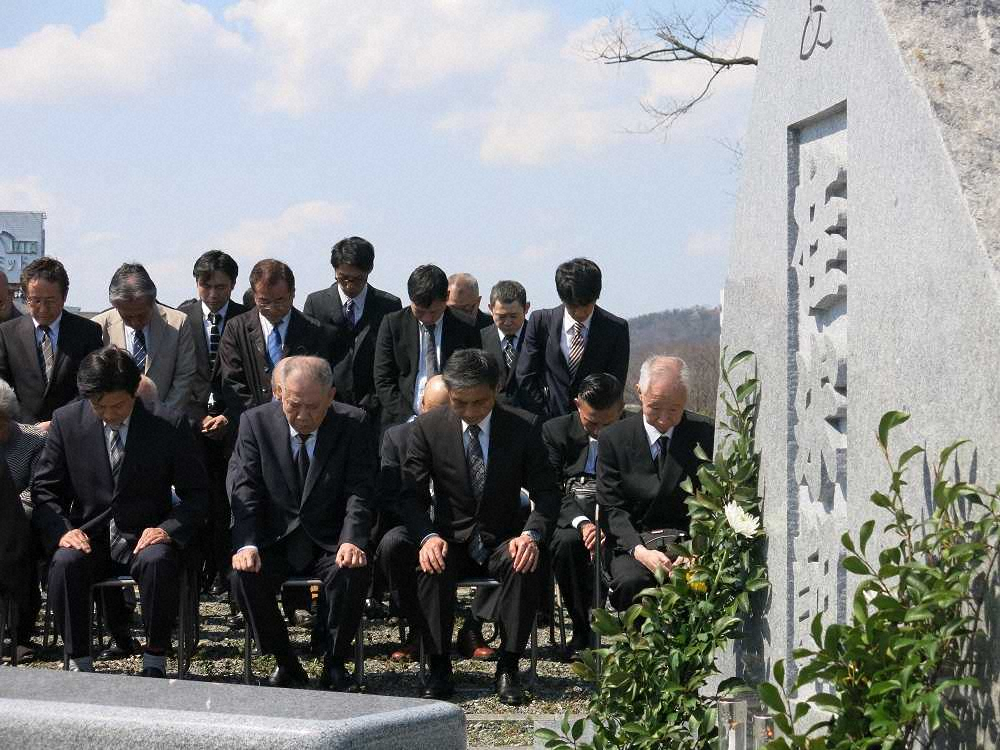 15年に亡くなった桂米朝さんの「5年祭」に出席。墓前で頭を垂れる（前列左から）桂米団治、桂ざこばら