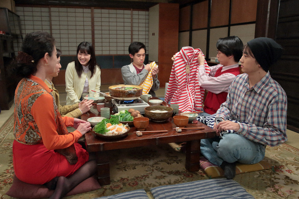 連続テレビ小説「スカーレット」第144話。みんなでスッポン鍋を囲む喜美子（戸田恵梨香・左から2人目）たち（C）NHK