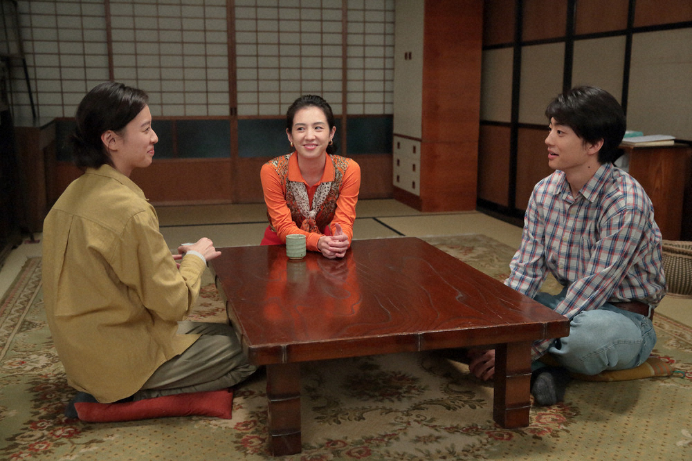 連続テレビ小説「スカーレット」第144話。武志（伊藤健太郎・右）にある提案をする直子（左から2人目）（C）NHK