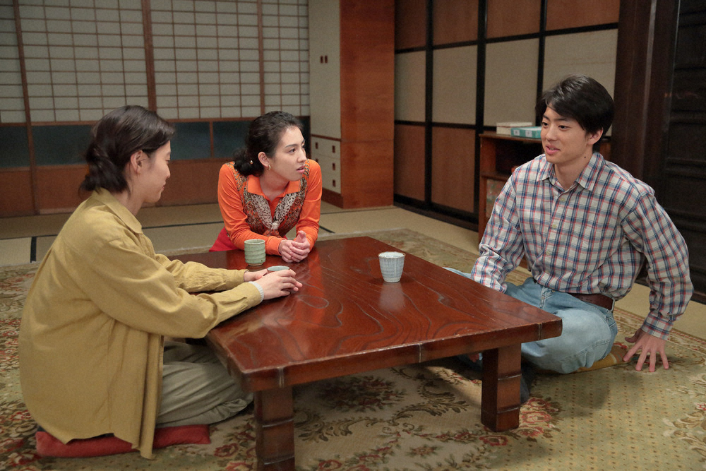連続テレビ小説「スカーレット」第144話。武志（伊藤健太郎・右）にある提案をする直子（左から2人目）（C）NHK